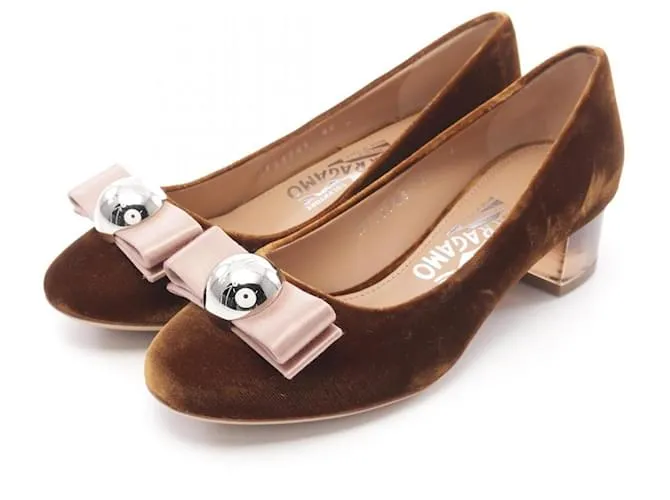 Pumps in tessuto Vara Ribbon di Salvatore Ferragamo Marrone