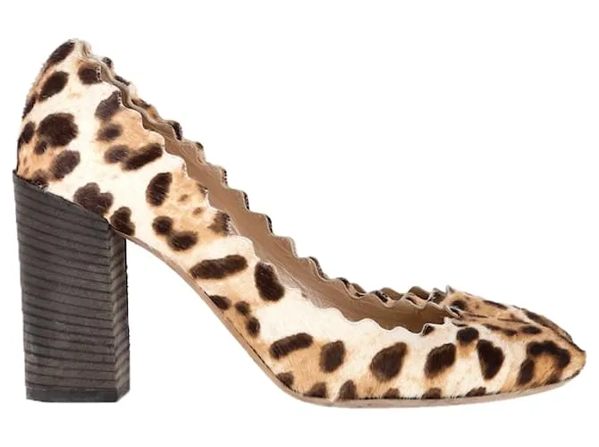Pumps Chloé Leopard con bordo a scallop in pelo di pony marrone