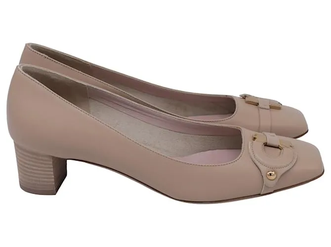 Pumps a punta quadrata decorate in pelle beige di Salvatore Ferragamo
