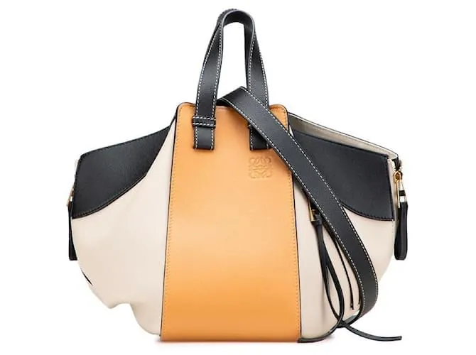 Borsa 2 in 1 in pelle Anagram Hammock Small di Loewe Marrone Beige
