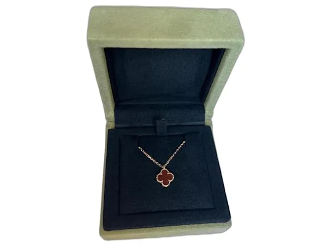 Van Cleef & Arpels Dolce Alhambra Rosso