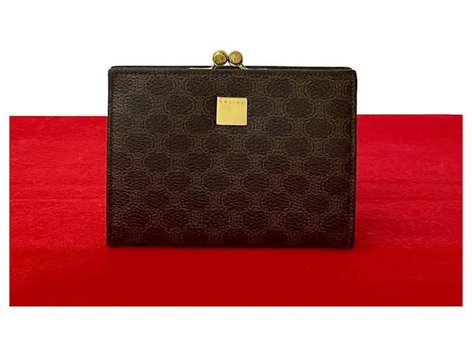Céline Portamonete in pelle Monogram Blazon Macadam di Celine Marrone